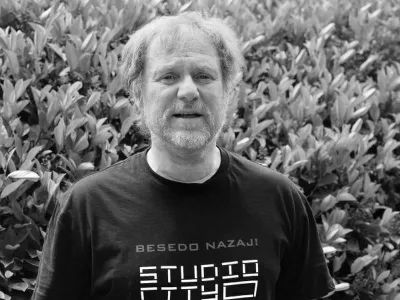 Sa&scaron;o Hribar. Slovenski novinar, radijski voditelj in komik.