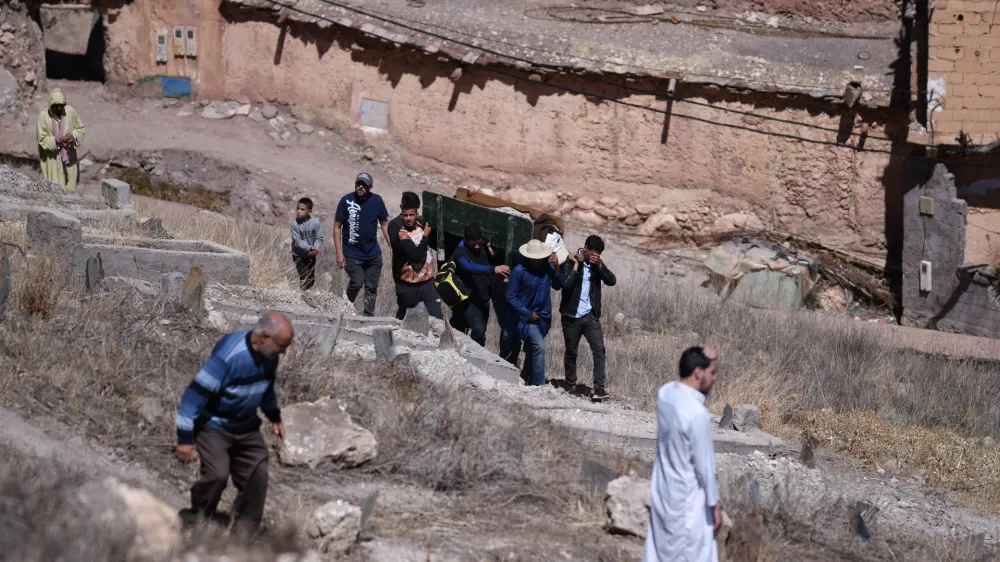 10 September 2023, Morocco, Al Haouz: Neighbors and relatives carry an earthquake casualty to the cemetery, after the powerful earthquake that struck Morocco, killed at least 2,012 people and injured 2,059 others, according to the latest official figures. Photo: Fernando Sánchez/EUROPA PRESS/dpa