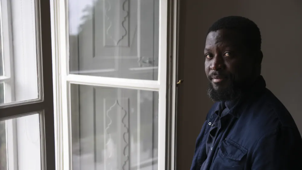 - 30.08.2023 - Ibrahim Mahama, vizualni umetnik iz Gane, letošnji umetniški vodja 35. grafičnega bienala Ljubljana //FOTO: Jaka Gasar