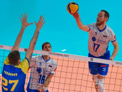 Kapetan Tine Urnaut (desno) je Slovenijo še tretjič zapored popeljal na zaključni turnir evropskega prvenstva.