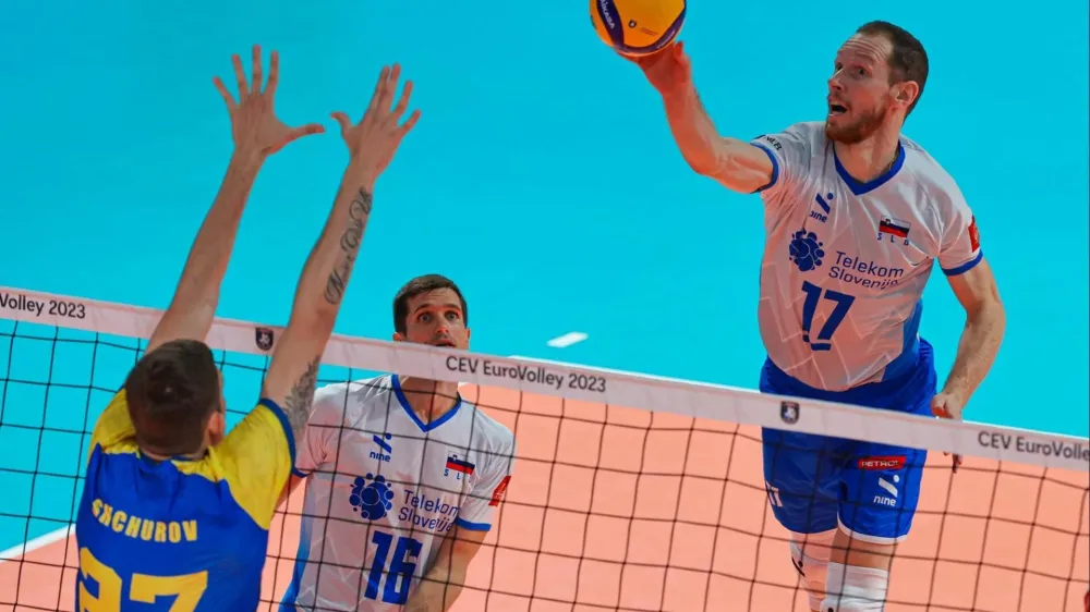 Kapetan Tine Urnaut (desno) je Slovenijo še tretjič zapored popeljal na zaključni turnir evropskega prvenstva.