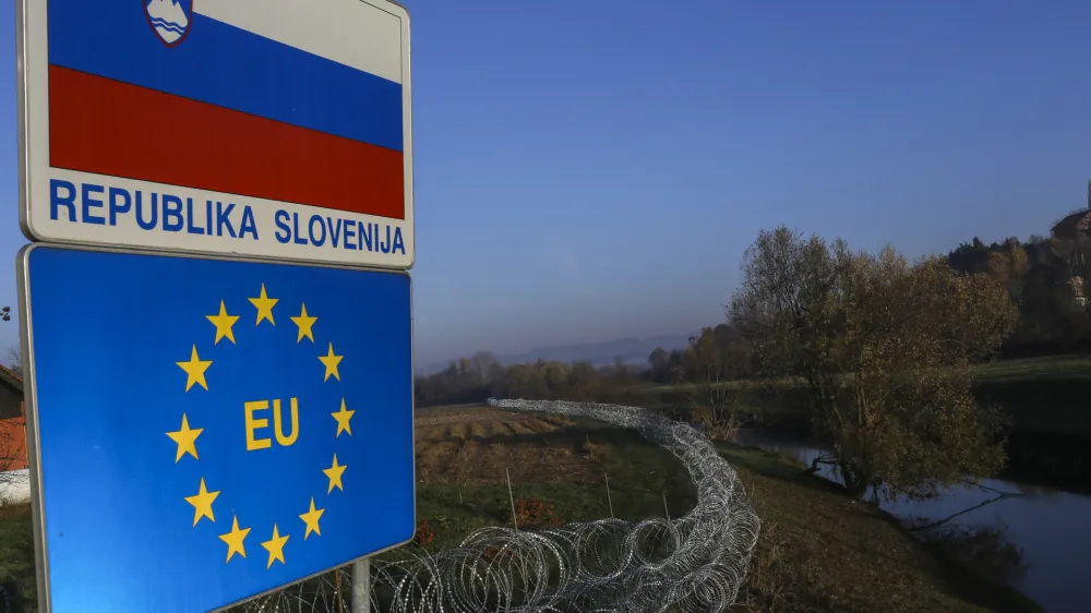 ﻿- 12.11.2015 - Rigonce v Občine Brežice ob reki Sotli - slovenska vojska na meji s Hrvaško postavlja prve tehnične ovire oziroma žičnato ograjo, ki bo usmerjala prebežnike proti nadzornim vstopnim točkam - začasna usmerjevalna in varovana žičnata ograja - schengensko območje   - Begunci 2015 - migracije po zahodni balkanski poti - migracijska pot beguncev iz Sirije, Afganistana in Iraka čez Balkan proti zahodni Evropi - evropska begunska kriza - migranti   //FOTO: Jaka Gasar