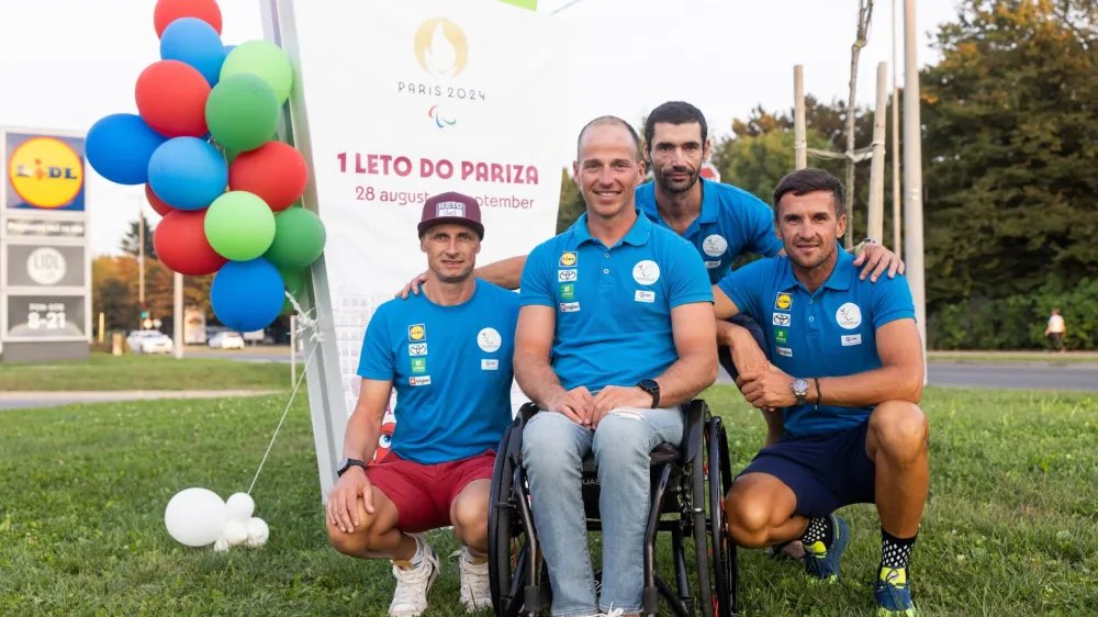 Parakolesarji že pogledujejo proti Parizu f Vid Ponikvar