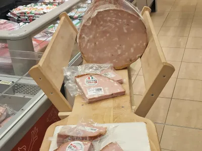 Interspar Vič, mortadela velikanka, Okusi Italije. Foto: bralec 