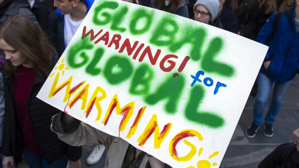 ﻿- simbolična fotografija - <br><br><br>- 15.03.2019 – Podnebni štrajk v Ljubljani - Mladi za podnebno pravičnost zahtevali odločno podnebno ukrepanje - protest za boljše okoljske razmere in razogljičenje Slovenije – protestni shod - podnebne spremembe - //FOTO: Matjaž Rušt