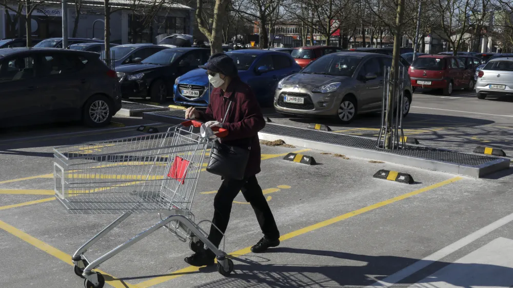 ﻿- trgovina med 8. in 10. uro - ukrep prednost pri nakupu in vstopu v trgovine imajo ranljive skupine, med drugim invalidi, upokojenci in nosečnice - obvezna uporaba zaščitne maske  - 02.04.2020 - Koronavirus COVID-19 v Sloveniji - epidemija – poostreni ukrepi vlade za preprečevanje širjenja okužb s koronavirusom - ustavljeno javno in družabno življenje – samoizolacija – nakupovanje v tgovinah –  //FOTO: Jaka Gasar