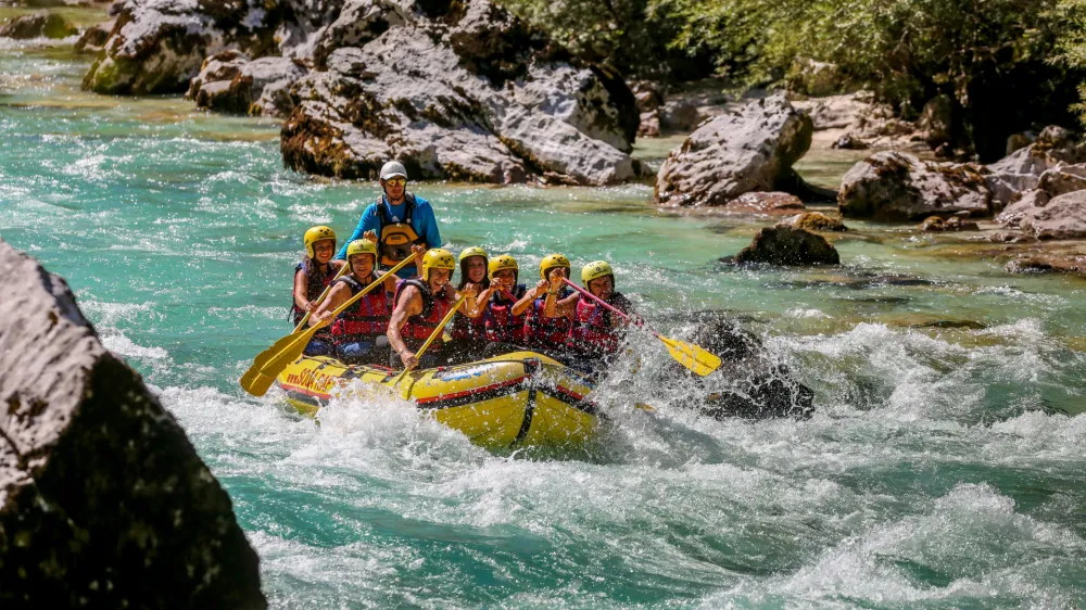 ﻿Rafting na Soči, cilj pri Trnovem ob Soči- Soča rafting Bovec -- 14.08.2016 - Posočje - Poletni Dnevnik - počitniška reportaža - poletno dopustovanje - turizem -     //FOTO: Bojan Velikonja