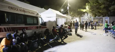 15 September 2023, Italy, Lampedusa: Migrants gather near an operational centre called "Hotspot" on the Italian island of Lampedusa. More than 8,000 boat migrants have landed on Lampedusa since the beginning of the week, leading to chaotic scenes in the Italian island's overcrowded reception centre. Photo: Cecilia Fabiano/LaPresse via ZUMA Press/dpa
