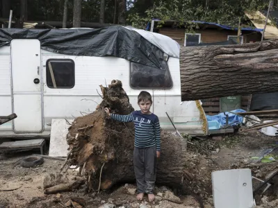 Julijsko neurje je skoraj popolnoma uničilo večino hi&scaron; v naselju. Foto: Jaka Gasar