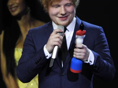 Ed Sheeran holds his best British breakthrough award during the BRIT Music Awards at the O2 Arena in London February 21, 2012.  REUTERS/Dylan Martinez (BRITAIN - Tags: ENTERTAINMENT) (BRIT-WINNERS)