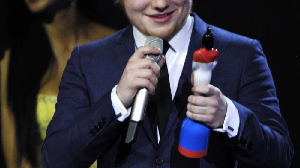 Ed Sheeran holds his best British breakthrough award during the BRIT Music Awards at the O2 Arena in London February 21, 2012.  REUTERS/Dylan Martinez (BRITAIN - Tags: ENTERTAINMENT) (BRIT-WINNERS)