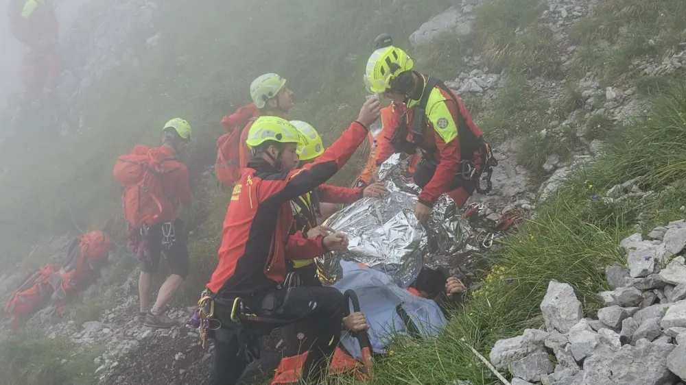 Zahtevno gorsko reševanje izpod Storžiča v gosti megli. F GRS Kranj