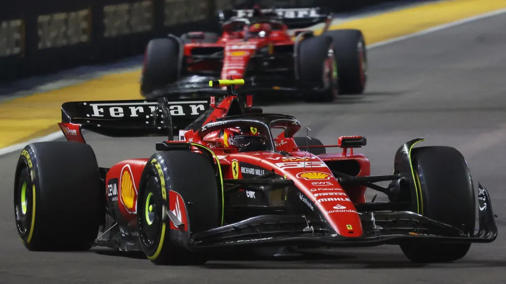 Formula One F1 - Singapore Grand Prix - Marina Bay Street Circuit, Singapore - September 17, 2023 Ferrari's Carlos Sainz Jr. in action during the race REUTERS/Edgar Su