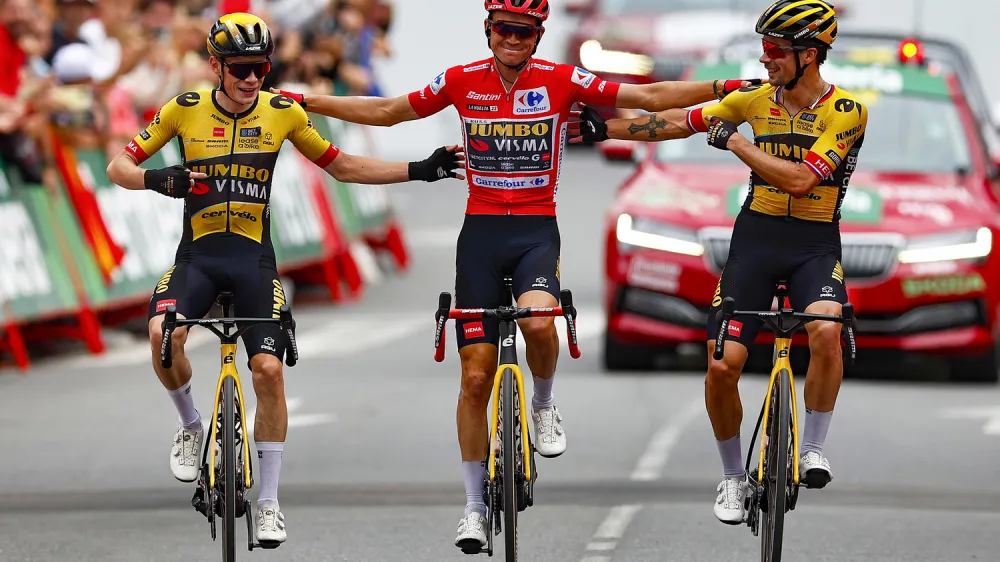 Najbolj&scaron;i trije kolesarji Vuelte in zmagovalci leto&scaron;njih tritedenskih dirk (z leve): Jonas Vingegaard, Sepp Kuss in Primož Roglič Foto: SprintCyclingAgency/ASO