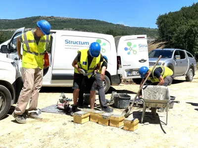 Structum podpira podjetja pri tehnološki izvedbi projekta - od razvoja recepture in prenosa v proizvodni obrat do kontrole v laboratoriju in na gradbišču. F Structum