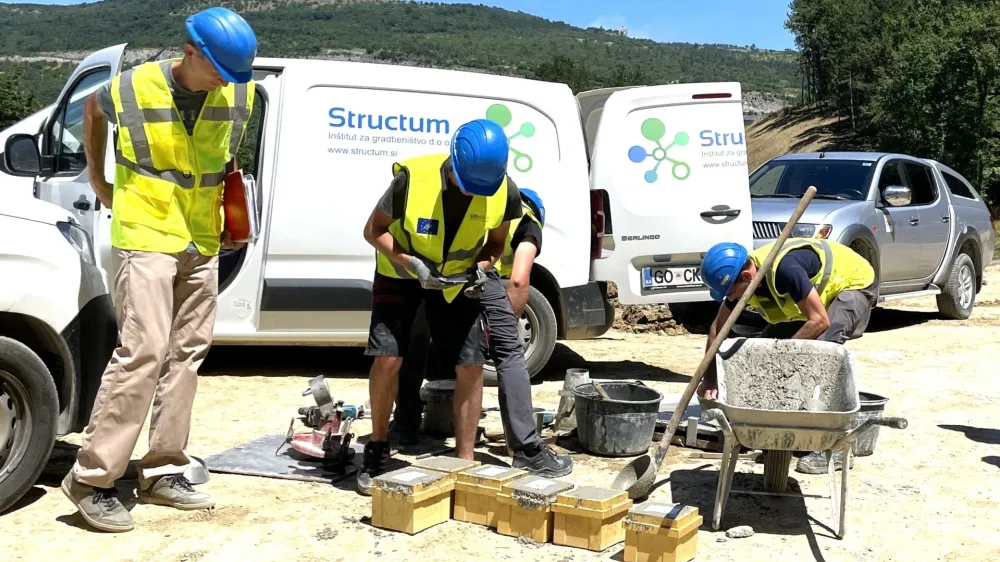 Structum podpira podjetja pri tehnolo&scaron;ki izvedbi projekta - od razvoja recepture in prenosa v proizvodni obrat do kontrole v laboratoriju in na gradbi&scaron;ču. F Structum