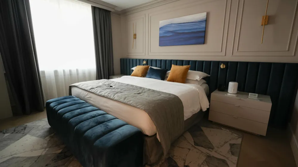  Pod prenovo predsedniškega apartmaja zagrebškega hotela Sheraton se je podpisalo slovensko podjetje Stilles. F Xiaomi