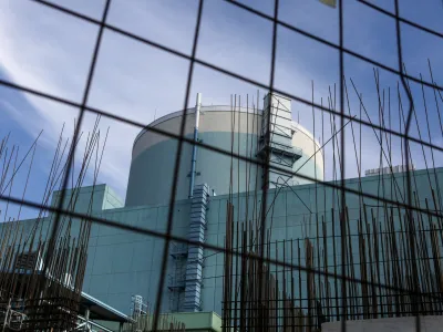 Dejstvo, da jedrska tehnologija v osnutku zakona o energetski politiki ni omenjena, je jedrske strokovnjake presenetila. Ob tem poudarjajo, da pristojni minister Kumer v svojih javnih nastopih izpostavlja pomen jedrske energije pri razogljičenju države. 