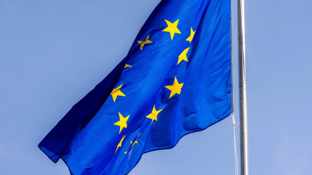 FILED - 05 October 2022, France, Strasbourg: The flag of the European Union flies in front of the European Parliament building in Strasbourg. Photo: Philipp von Ditfurth/Deutsche Presse-Agentur GmbH/dpa