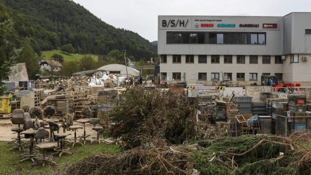 - BSH, Hišni aparati d.o.o. Nazarje - odpravljanje posledic poplav – sanacija škode  - 09.08.2023 - Najhujša naravna ujma v zgodovini Slovenije - prizadeti dve tretjini države - ujma - poplave – zemeljski plazovi – neurja -  //FOTO: Bojan Velikonja