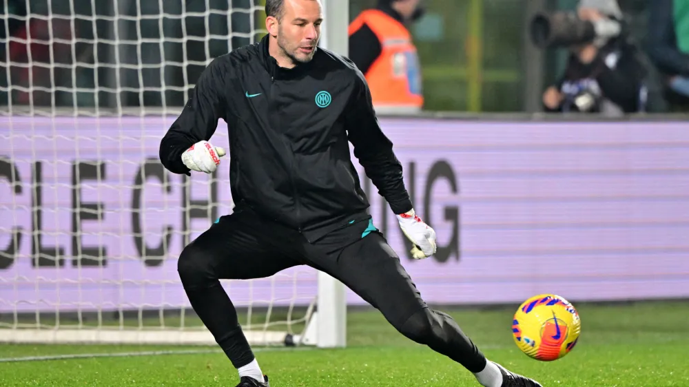 ﻿Soccer Football - Serie A - Atalanta v Inter Milan - Stadio Atleti Azzurri, Bergamo, Italy - January 16, 2022 Inter Milan's Samir Handanovic during the warm up before the match REUTERS/Alberto Lingria