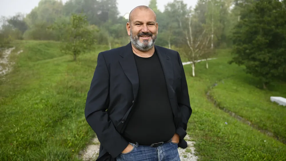 - 11.09.2023 – Robert Sabol, diplomirani zdravstvenik - poklicni reševalec zaposlen pri Reševalni postaji v Ljubljani, član ekipe Helikopterske nujne medicinske pomoči (HNMP) //FOTO: Nik Erik Neubauer