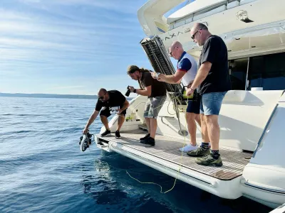 S podvodnim dronom so merili vsebnost mikroplastike na različnih globinah Piranskega zaliva, pridobljene podatke pa nameravajo poslati inštitutom in univerzam. Foto: Jana Pines