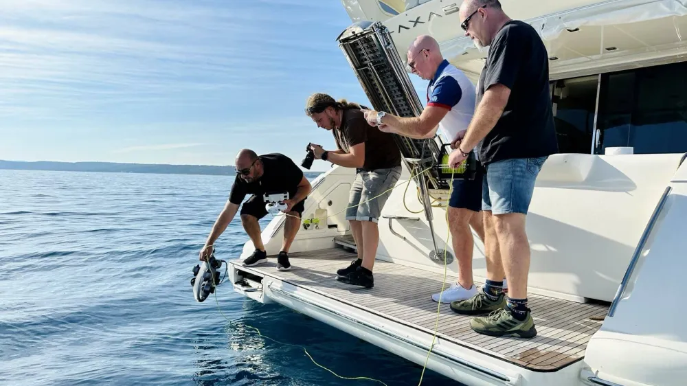 S podvodnim dronom so merili vsebnost mikroplastike na različnih globinah Piranskega zaliva, pridobljene podatke pa nameravajo poslati inštitutom in univerzam. Foto: Jana Pines