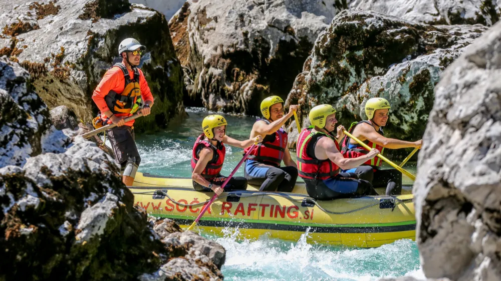 ﻿Rafting na Soči, cilj pri Trnovem ob Soči- Soča rafting Bovec -- 14.08.2016 - Posočje - Poletni Dnevnik - počitniška reportaža - poletno dopustovanje - turizem -     //FOTO: Bojan Velikonja