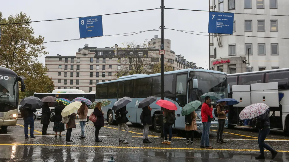 V prihodnosti se ne bo več dogajalo, da potnik pripotuje v en kraj, iz njega pa ne more nadaljevati poti v drug kraj. Vozni redi se bodo med koncesionarji uskladili, zagotavljajo v Združenju za promet pri GZS. Foto: Luka Cjuha 