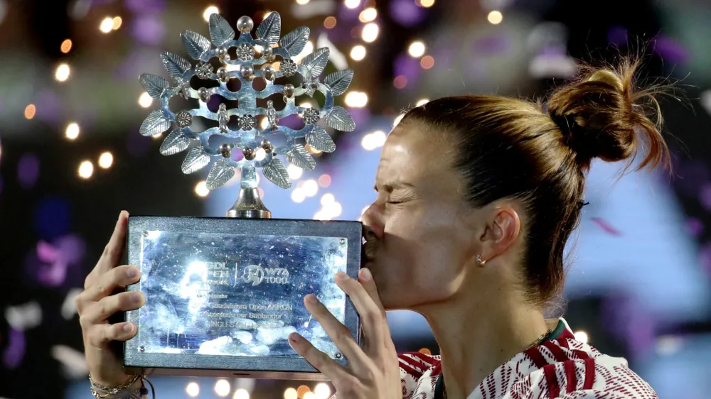 Tennis - WTA 1000 - Guadalajara Open - Panamerican Tennis Center, Guadalajara, Mexico - September 23, 2023 Greece's Maria Sakkari celebrates with the trophy after winning her final match against Caroline Dolehide of the U.S. REUTERS/Henry Romero   TPX IMAGES OF THE DAY