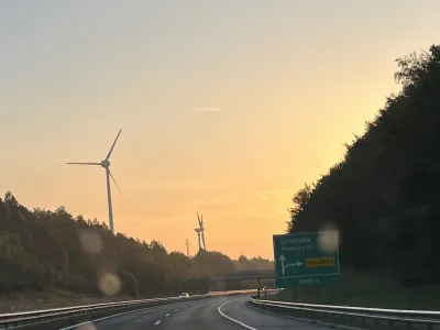 Nova vetrnica pri Razdrtem, kakšno polovico manjša od svoje sosede, naj bi proizvedla 590 megavatnih ur električne energije na leto. 