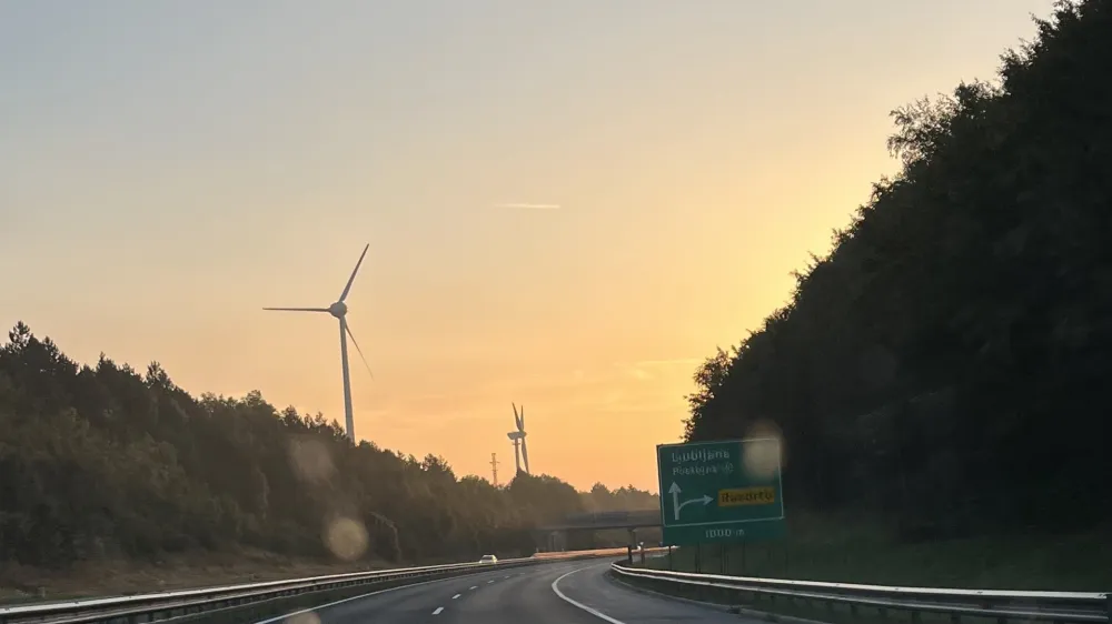 Nova vetrnica pri Razdrtem, kakšno polovico manjša od svoje sosede, naj bi proizvedla 590 megavatnih ur električne energije na leto. 