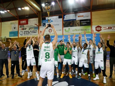 - zmagovalci Superpokala 2022 ko&scaron;arkarji Cedevita Olimpije - - 23.09.2022 &ndash; ko&scaron;arka - Cedevita Olimpija: Helios Suns. Superpokal Slovenije 2022 //FOTO: Nik Erik Neubauer