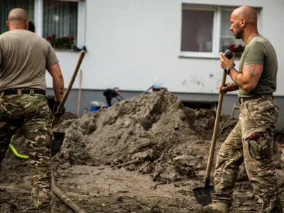 Vojaki pomagajo odpravljati posledice poplav