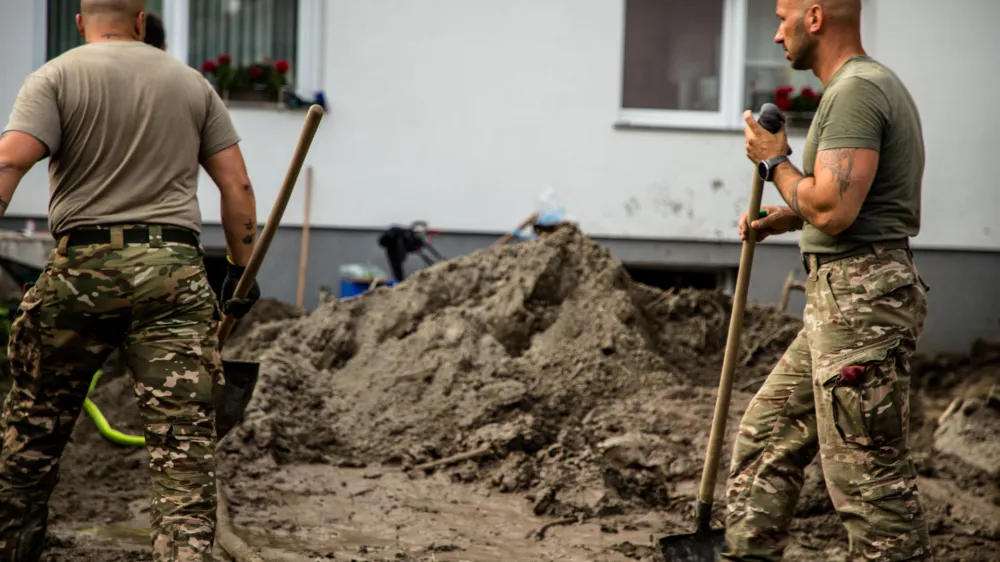 Vojaki pomagajo odpravljati posledice poplav