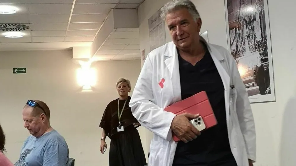 Dr. Tomaž Klokočovnik (na fotografiji) naj bi v celjski bolni&scaron;nici začel operirati v kratkem &ndash; takoj ko bo dovoljenje podjetju Kardio Klokočovnik za izvajanje bolni&scaron;nične dejavnosti podpisal premier Robert Golob, ki opravlja tudi funkcijo ministra za zdravje. A postopki na in&scaron;pektoratu za zdravje &scaron;e potekajo&nbsp;... F Mojca Marot Q<br><br>