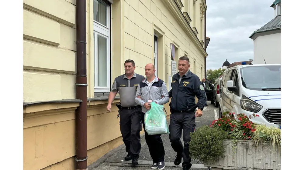 Kristijana Slodnjaka se na sojenje ne vozi več od doma, danes so ga vklenjenega na Ptuj pripeljali pravosodni policisti. 