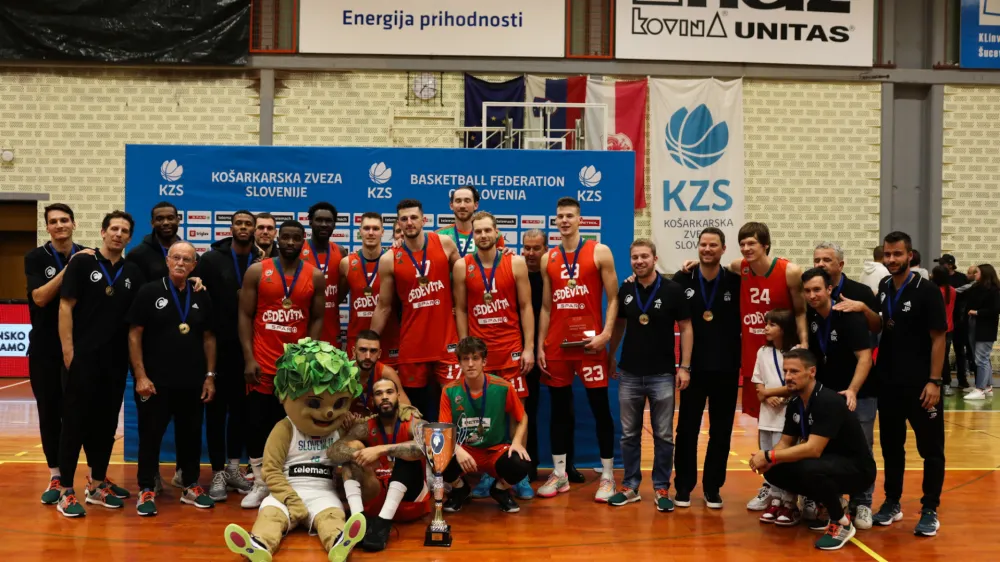 košarkarji Cedevite Olimpije - zmagovalci Superpokala 2023 - 25.09.2023 – košarka - Cedevita Olimpija: Kansai Helios Suns, superpokal Slovenije 2023 //FOTO: Bojan Velikonja