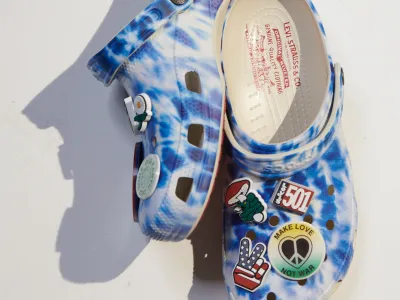 Crocs in Levi's® sta združila moči in ustvarila nov trendi Crocs v tie-dye potisku.