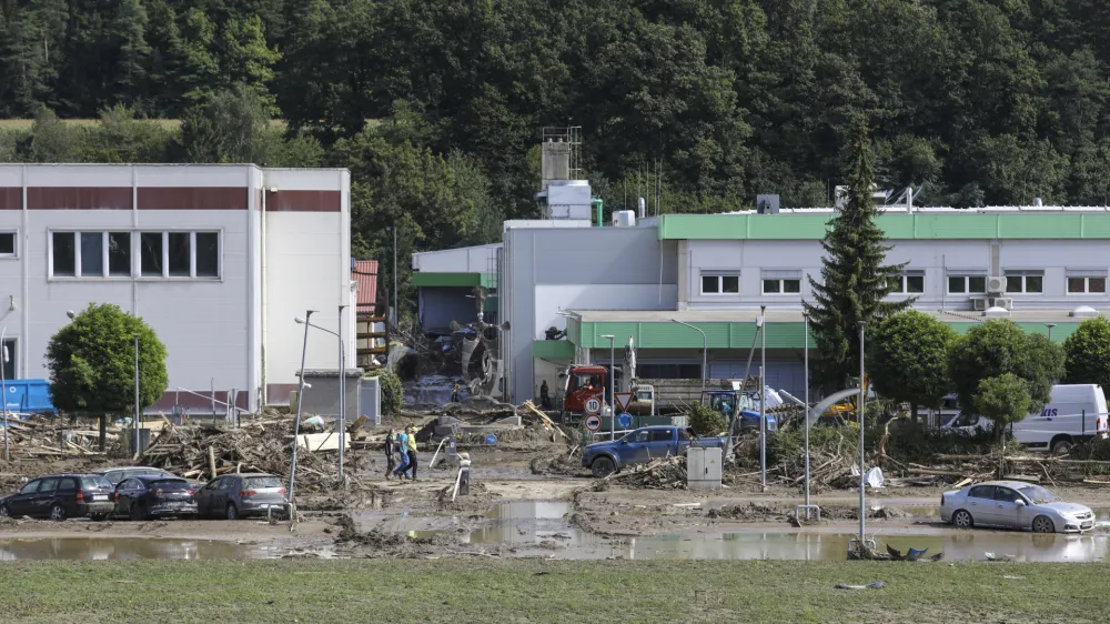 Razdejanje po avgustovskih poplavah v industrijski coni Loke v občini Ljubno ob Savinji.