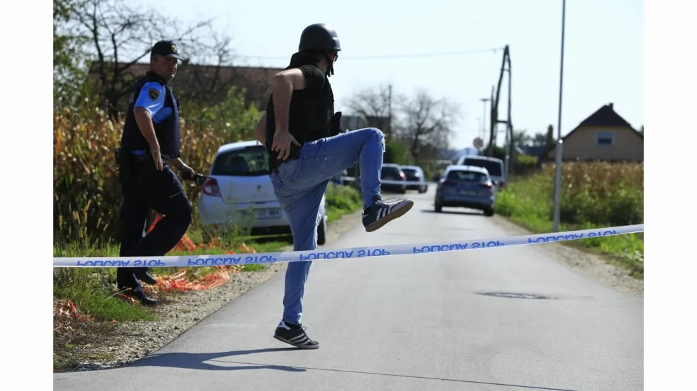 Policisti so povsem obkolili zaselek, tudi domačinom je bilo gibanje onemogočeno.