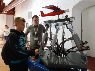 Učenec OŠ Dob Domžale pri hidravliki, 