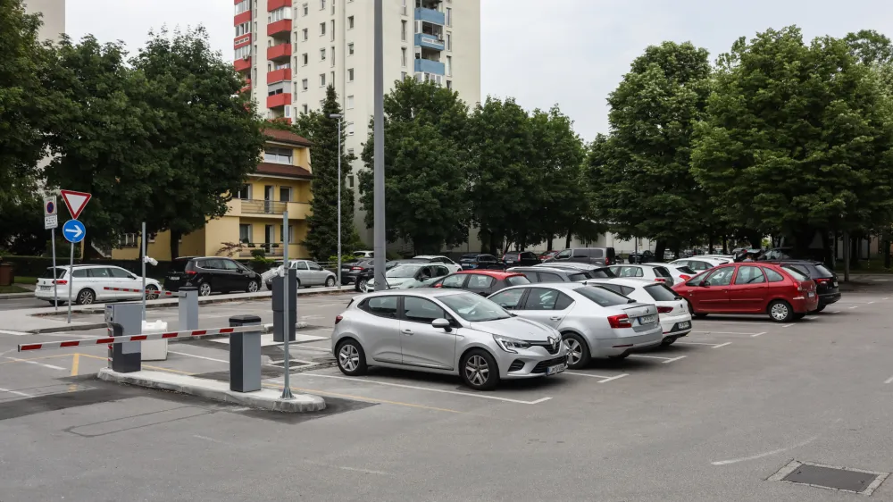 Na parkirišču pri tržnici bo treba plačati parkirnino vsak dan med 7. in 17. uro, tudi ob sobotah, nedeljah in praznikih. 