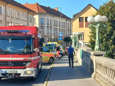 Posredovanje gasilcev in rešilcev pri Zmajskem mostu.