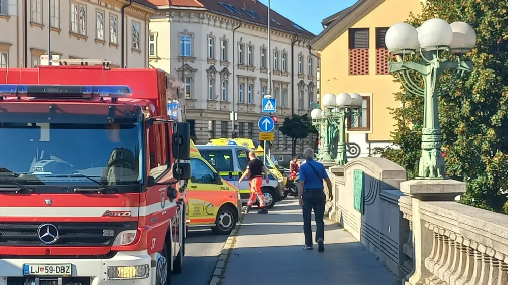 Posredovanje gasilcev in rešilcev pri Zmajskem mostu.