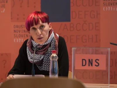 ﻿nova predsednica Društva novinarjev Slovenije Petra Lesjak Tušek (koroška dopisnica Večera)  <br><br><br>- 24.09.2015 - Društvo novinarjev Slovenije - problemska konferenca DNS in Sindikata novinarjev Slovenije o razmerah v medijskih hišah in prihodnosti novinarstva; <br><br><br>//FOTO: Maja Marko