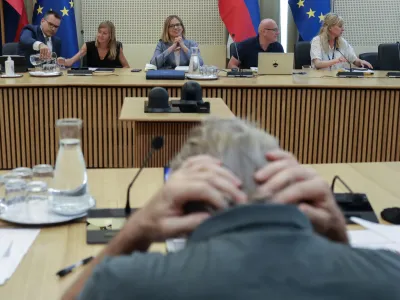 Po aferi z letalskimi vozovnicami se mora ministrica za javno upravo Sanja Ajanović Hovnik ta čas zagovarjati še zaradi očitkov o morebitno netransparentnem razdeljevanju javnega denarja. Foto: Jaka Gasar 