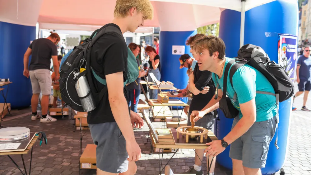 - Prešernov trg - Hiša eksperimentov - 29.09.2023 - Evropska noč raziskovalcev - vseslovenski dogodek Noč ima svojo moč. //FOTO: Bojan Velikonja