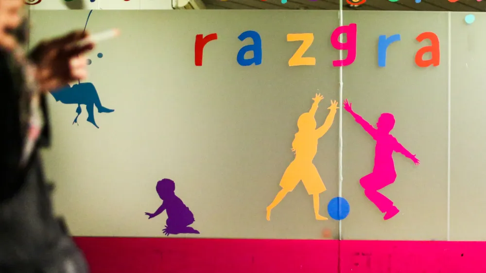 Grooming oziroma napeljevanje otrok k spolnosti prek spleta je ena izmed najpogostejših oblik spolne zlorabe otrok, ki lahko privede tudi do fizične spolne zlorabe.